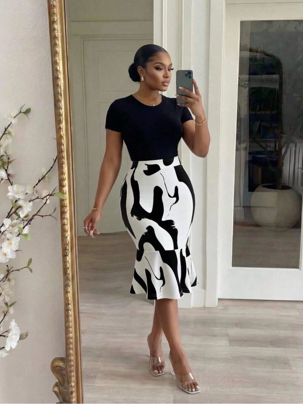 Black & White Abstract Print Mermaid Hem Skirt- NWOT